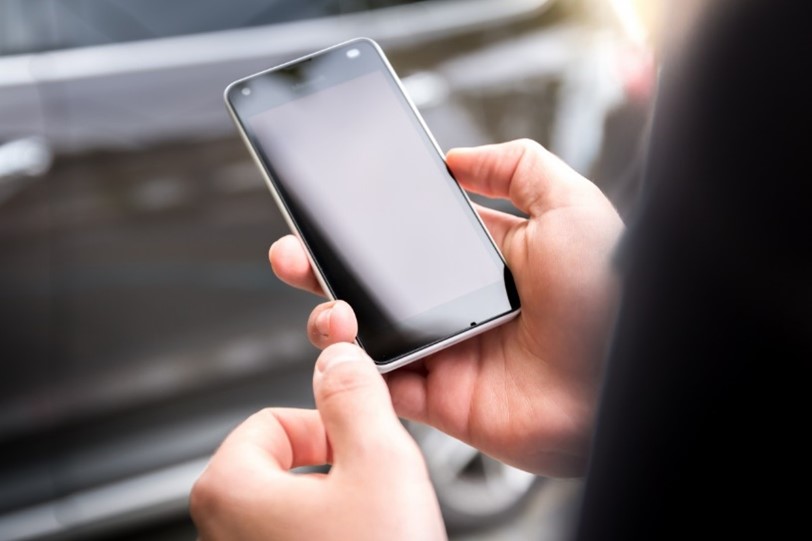 Una foto de las manos de una persona sosteniendo su telfono celular 